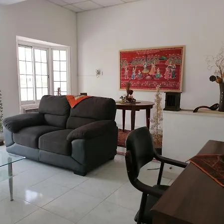 Nirvana Arthouse 2km From Lca Center *